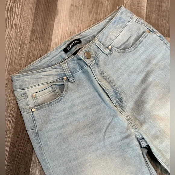 D. Jeans- light wash, straight-leg denim jeans - Picture 2 of 6